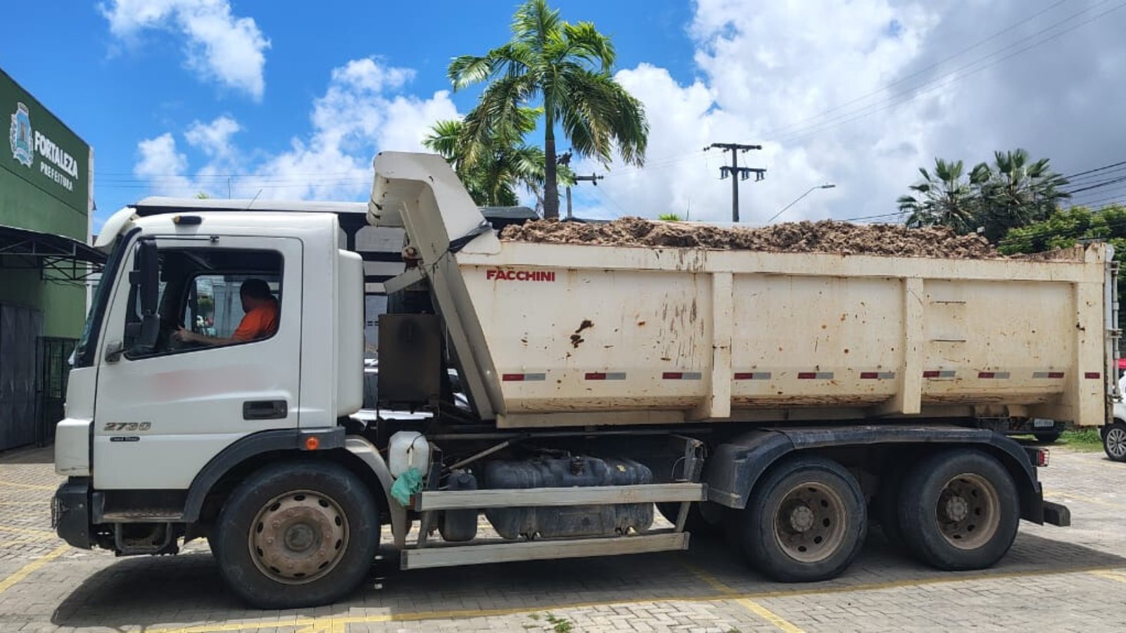 Operação Capital Limpa e Ordenada: Agefis apreende caçamba após motorista tentar fugir de fiscalizaç