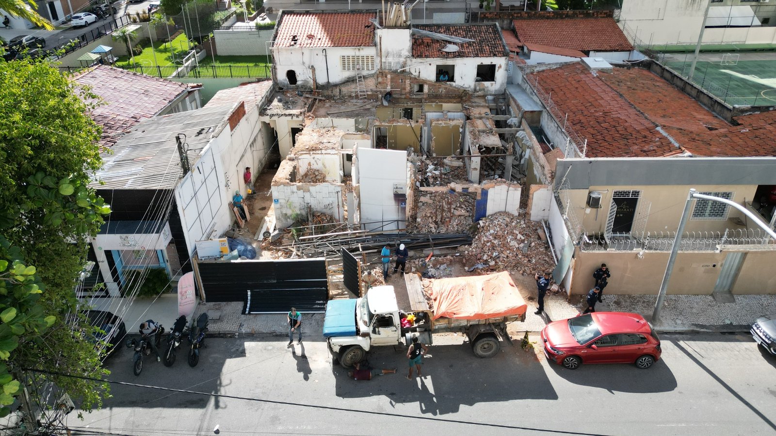 Capital Limpa e Ordenada: Agefis autua construtora e apreende caçamba durante fiscalização por drone