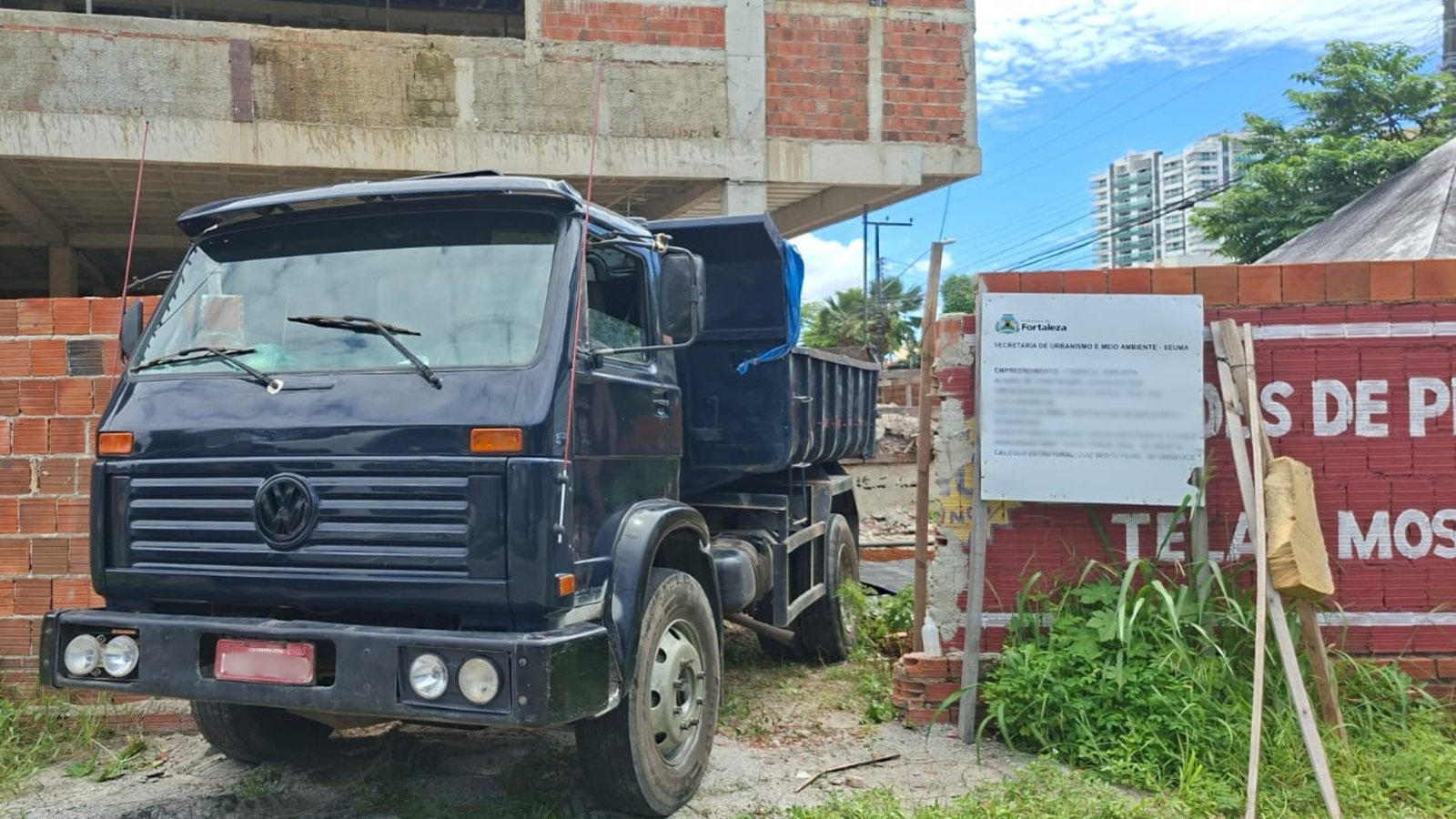 Capital Limpa e Ordenada: Agefis apreende caçamba irregular e embarga obra no bairro Luciano Cavalca