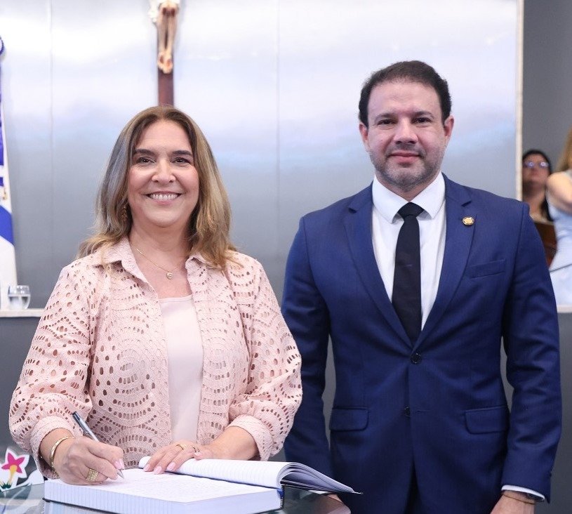 Adriana Pedrosa toma posse na Câmara de Fortaleza