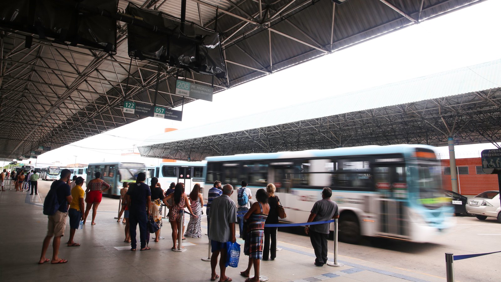 Passagem Segura: Etufor promove campanha sobre travessia de pedestres no Terminal Antônio Bezerra