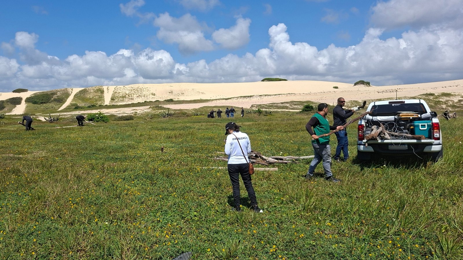 Agefis remove quase 2 km de cercas instaladas irregularmente em dunas da Sabiaguaba