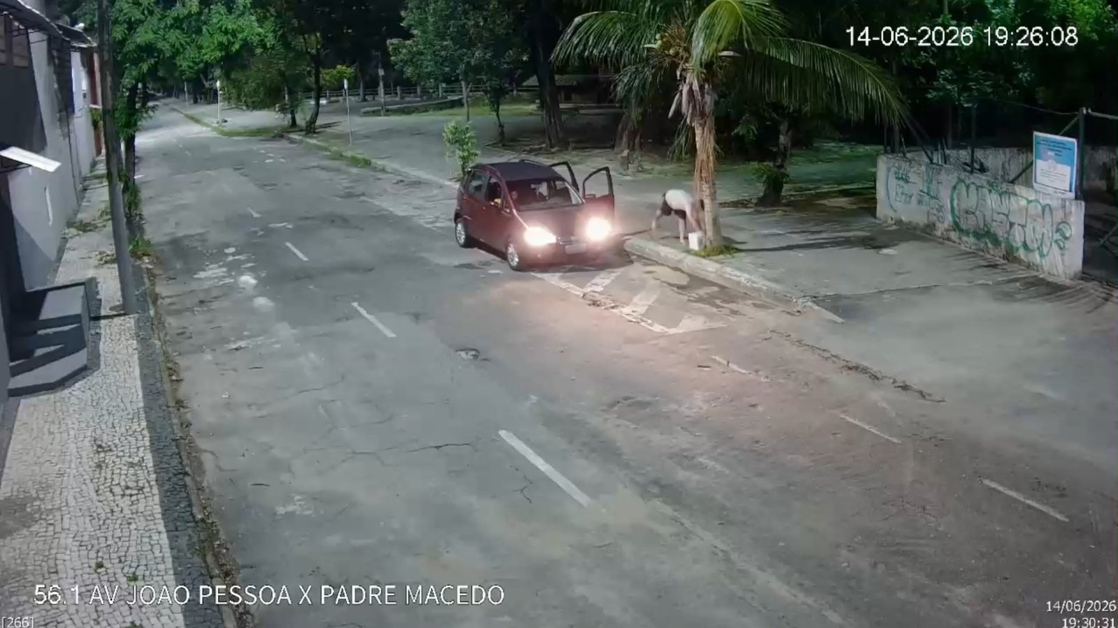 Capital Limpa e Ordenada: motorista é autuado após descartar micro-ondas quebrado em praça em frente