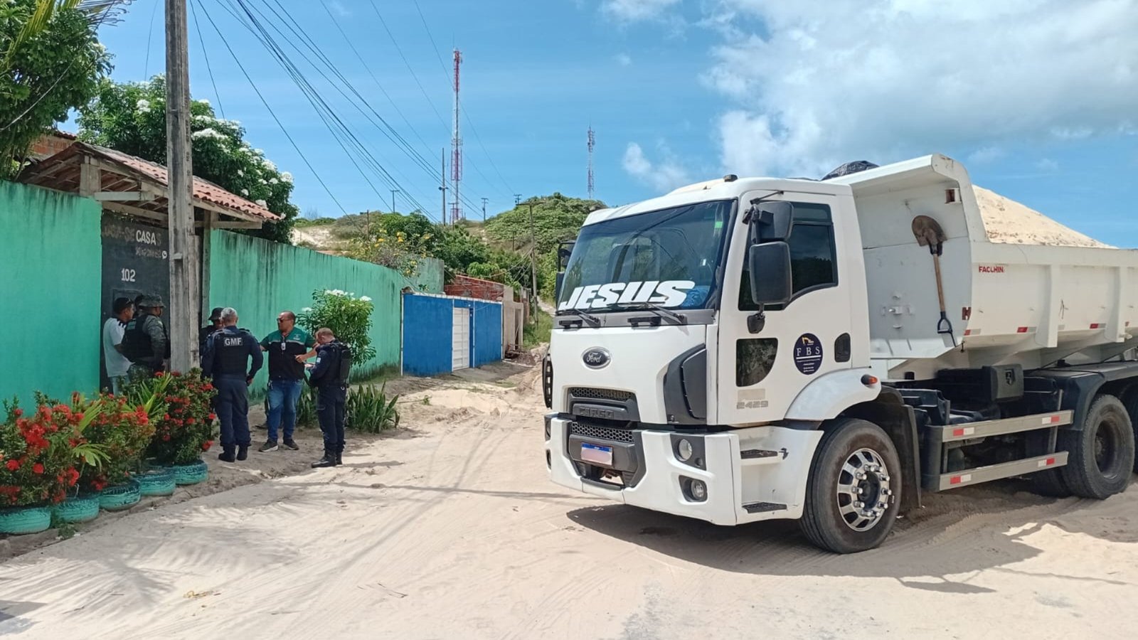 Agefis apreende caçamba e retroescavadeira após Guarda Municipal flagrar retirada irregular de areia