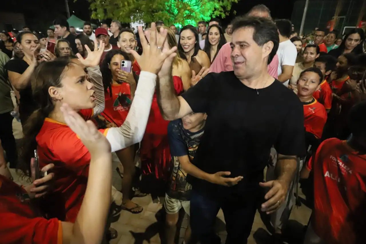 Evandro Leitão cumprimenta uma adolescente na Areninha