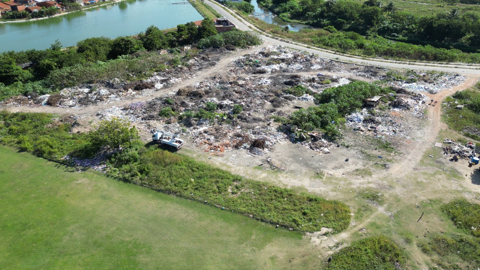 Imagens de drone mostram caminhão em terreno baldio