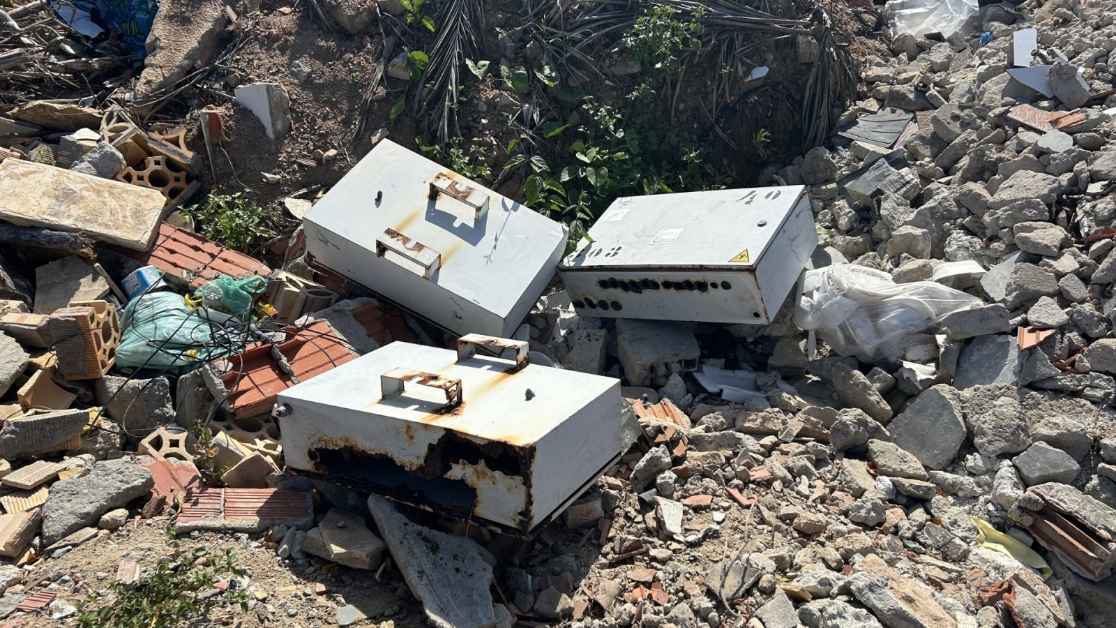 Caixas metálicas utilizadas em sistemas de medição e distribuição de energia elétrica no terreno