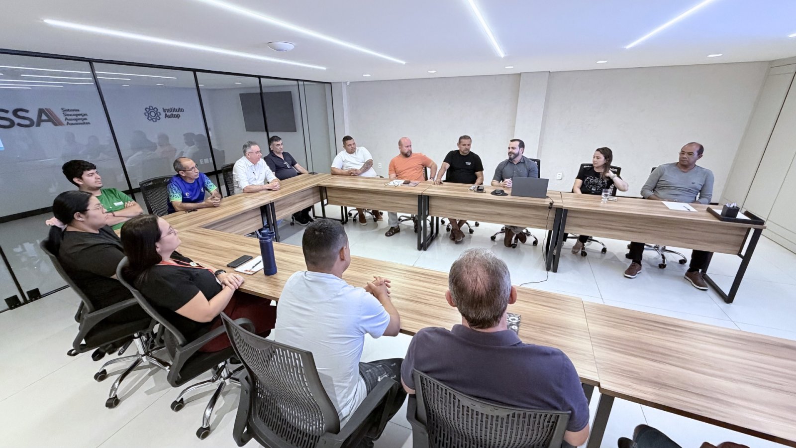 Em torno de uma mesa, representantes da Agefis e da SSA