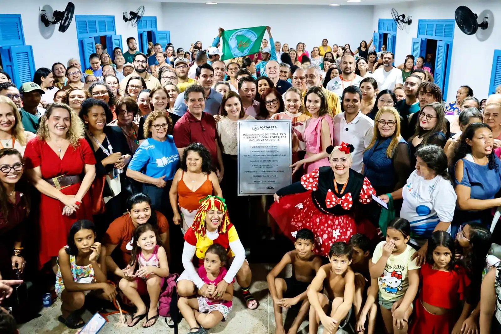grupo de pessoas posa para a foto