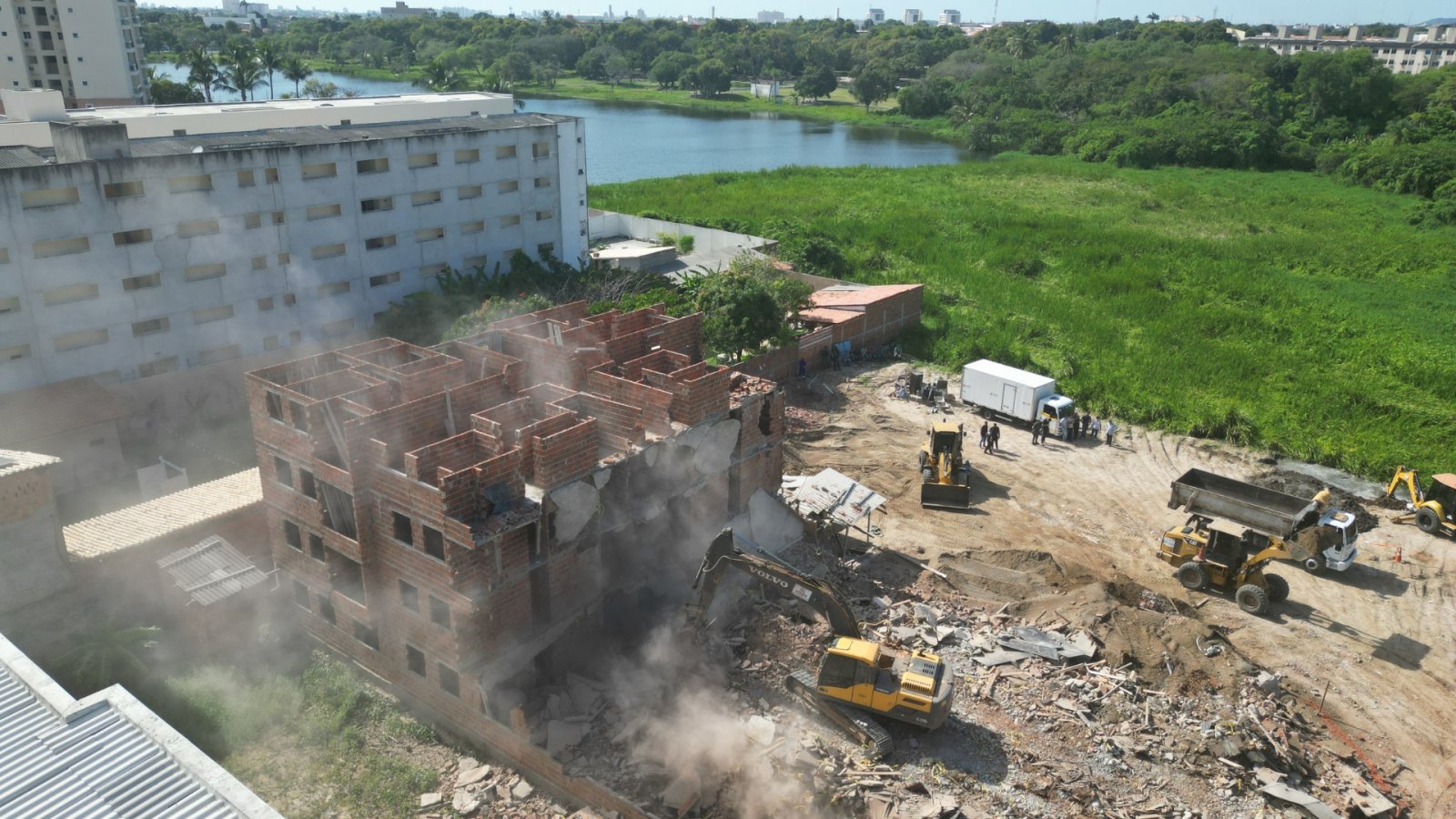 Imagem de drone mostra demolição de construção em ZPA na Maraponga