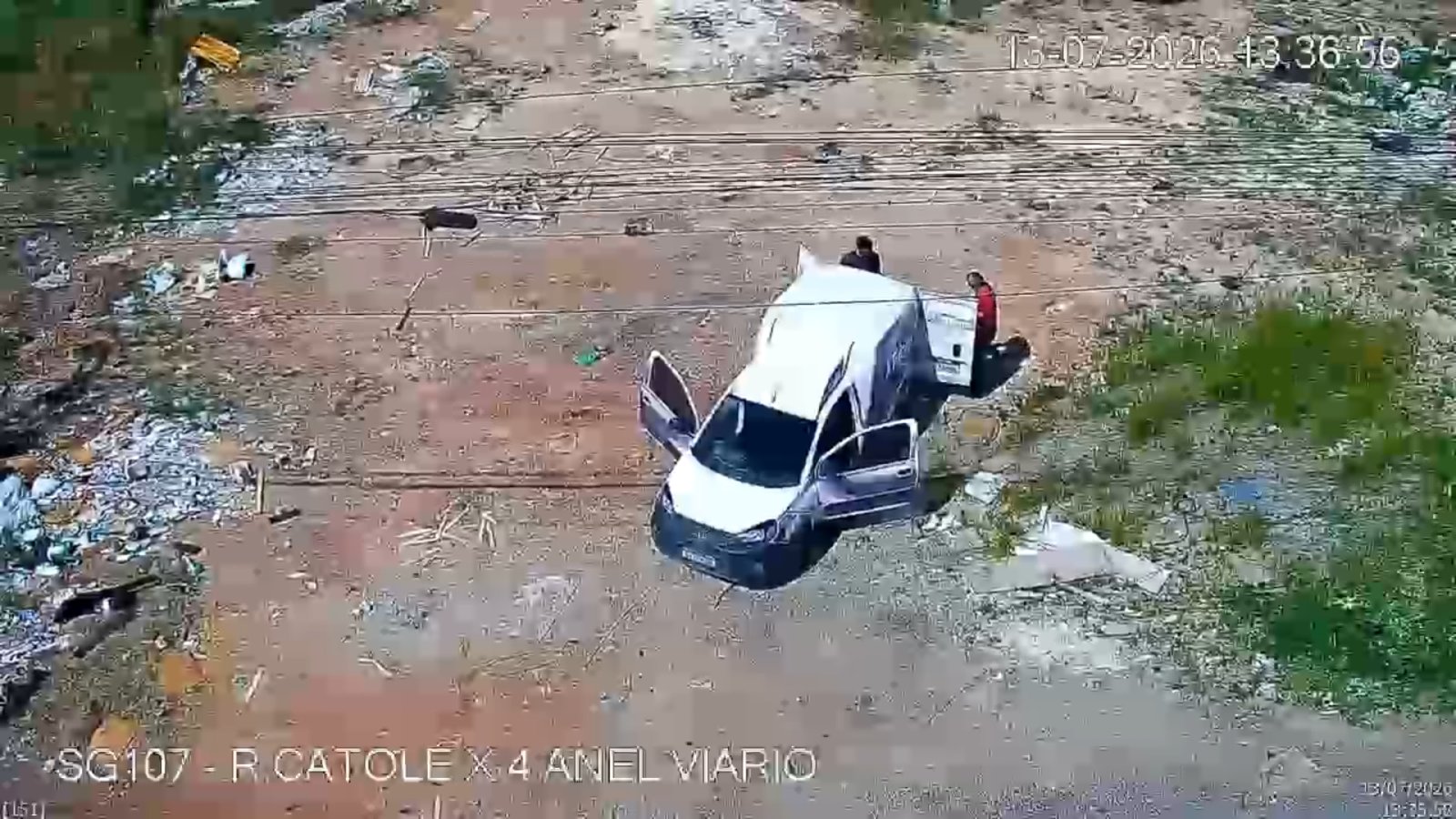 Imagens de videomonitoramento mostram três indivíduos descartando resíduos a partir de veículo
