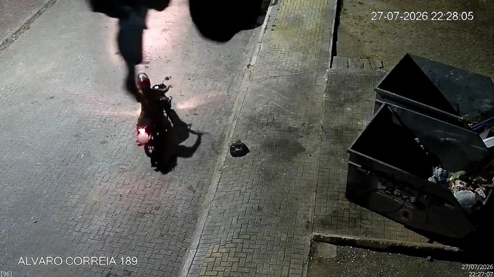 Imagens de videomonitoramento mostram mulher descartando resíduos a partir de veículo