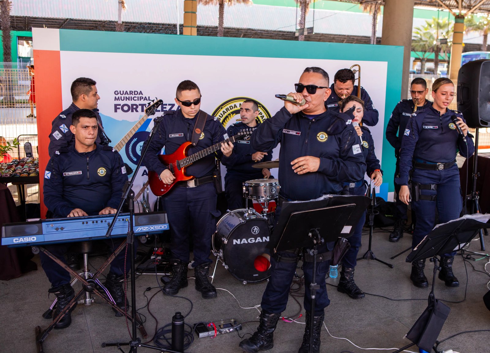 Banda da Guarda Municipal cantando no terminal de ônibus 
