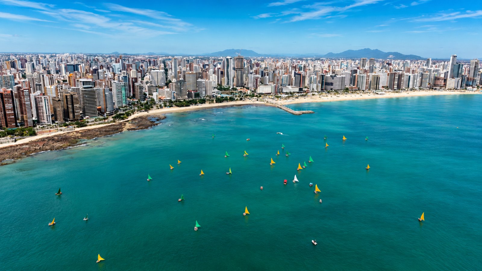 Festival Bora realiza programação esportiva e celebra a cultura do mar com regata de jangadas e circ