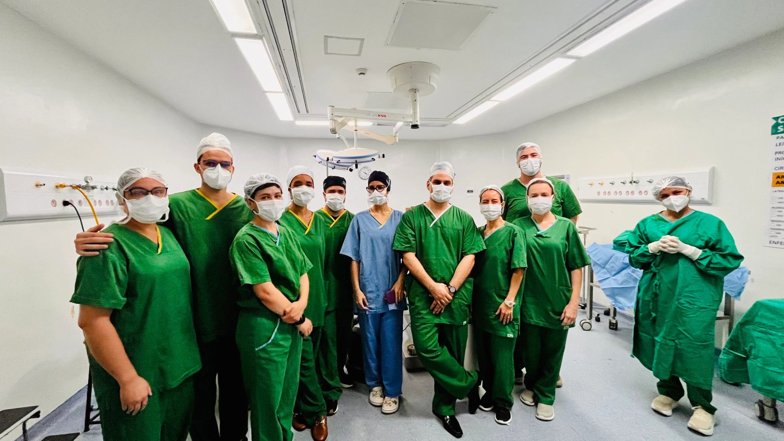 Profissionais envolvidos no transplante de pele posam juntos para foto no IJF