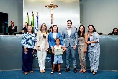 grupo de pessoas posa para a foto