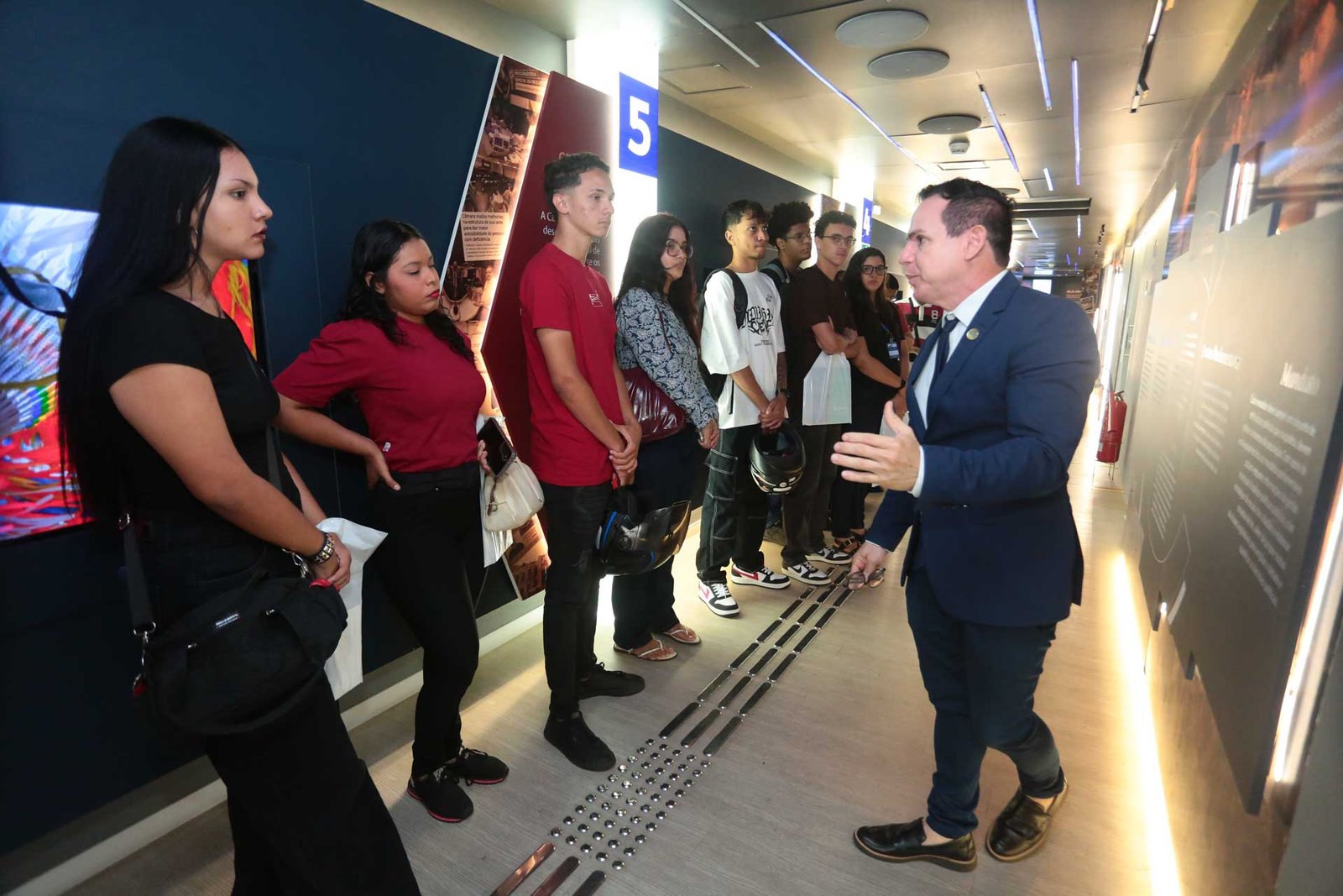 Câmara de Fortaleza recebe visitantes do Instituto I Jovem em visita guiada