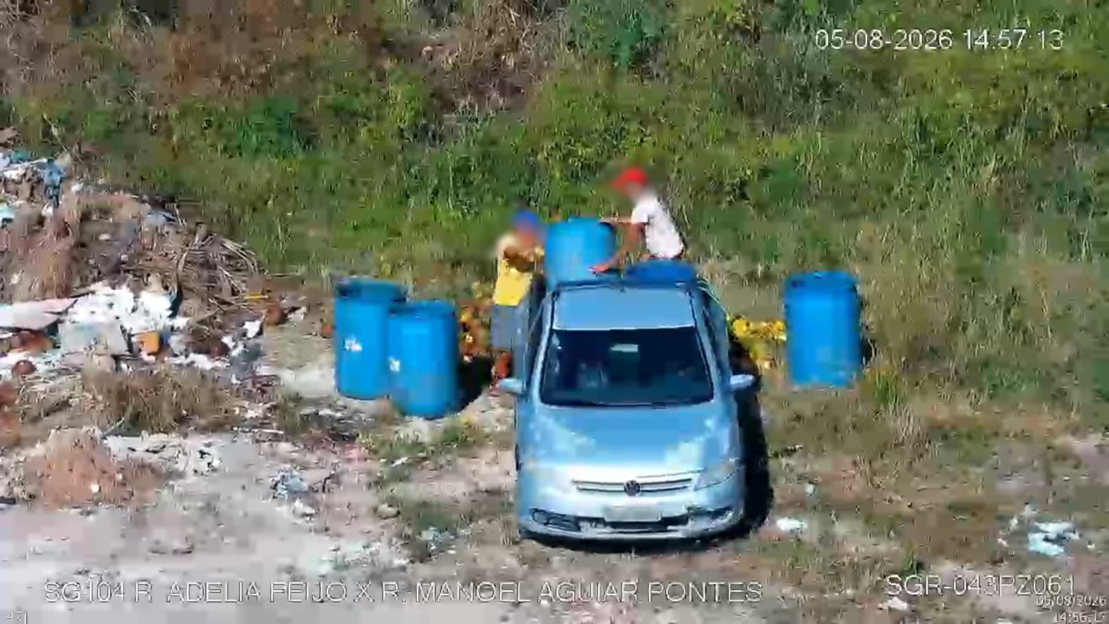 Câmeras de videomonitoramento flagram indivíduos descartando resíduos de forma irregular a partir de veículo