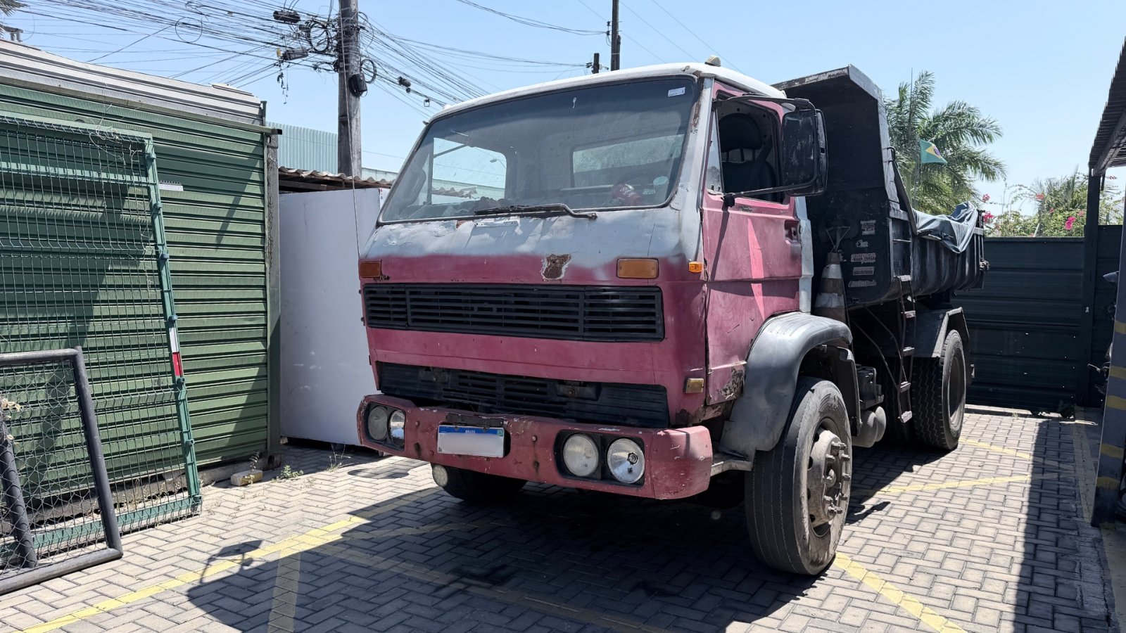 Caminhão carregado com resíduos de construção civil apreendido estacionado no Agefis