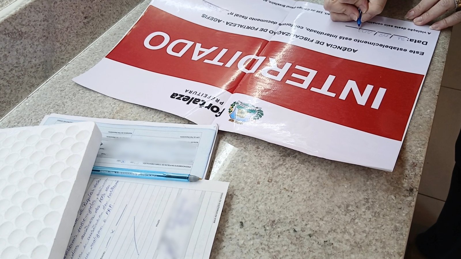 Agefis apreende medicações irregulares e interdita sala de clínica de transplante capilar no Meirele