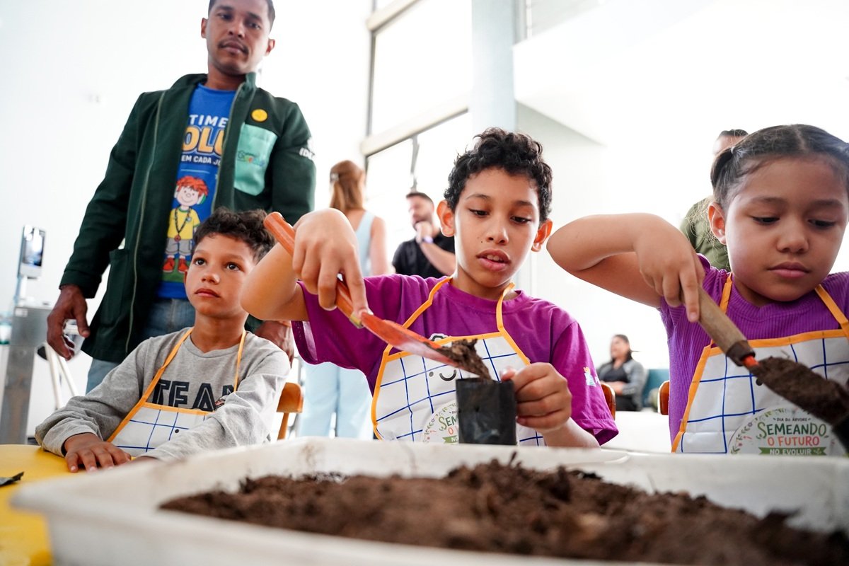 Dia da Árvore: atividade no Espaço Evoluir traz ludicidade em ação sensorial de plantio de mudas