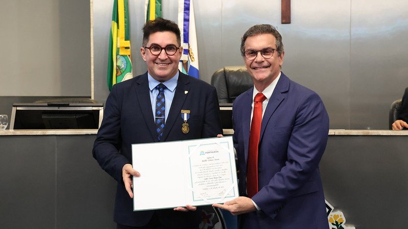 CMFor entrega Medalha Boticário Ferreira ao Presidente do CREF5 Rennê Mazza