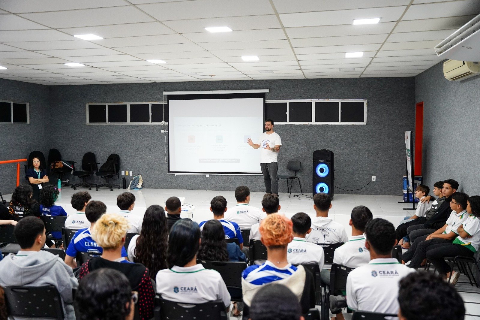 Luz, Câmara, Ação aborda combate à desinformação e cidadania digital com estudantes de escola pública
