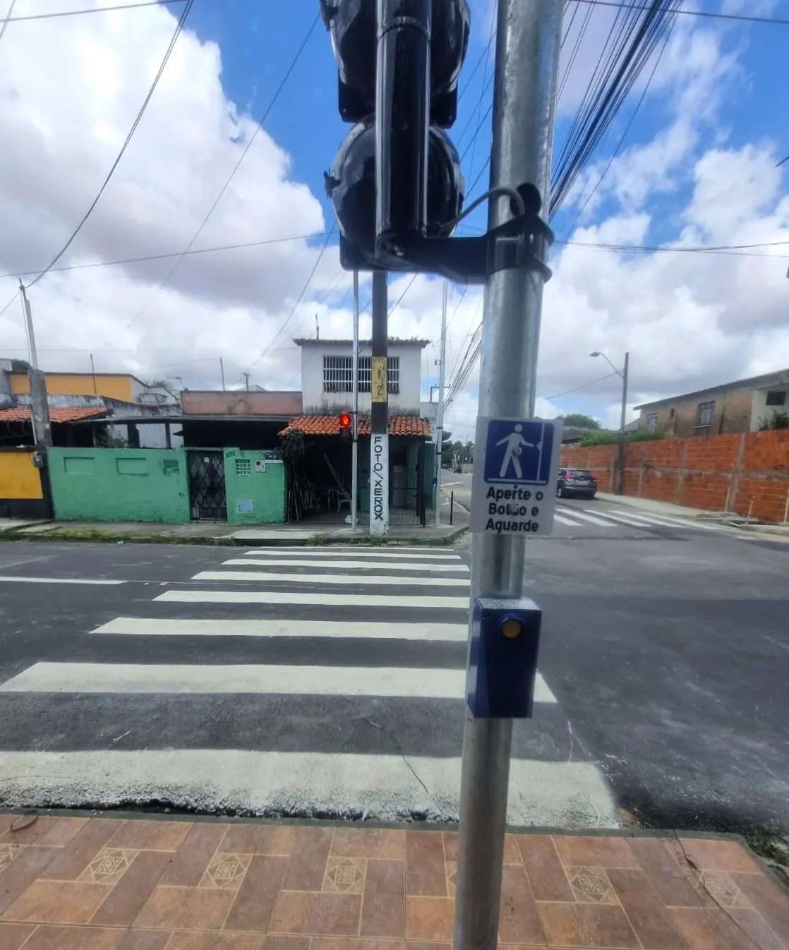 AMC implanta novo semáforo no bairro Vila Peri para facilitar travessia de pedestres