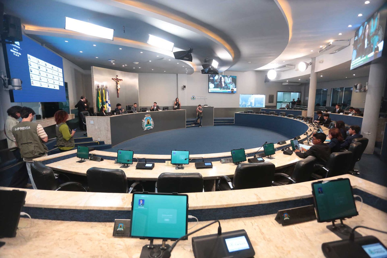 Propostas do Parla, Jovem! criadas por estudantes viram leis municipais em Fortaleza após sanção do Executivo