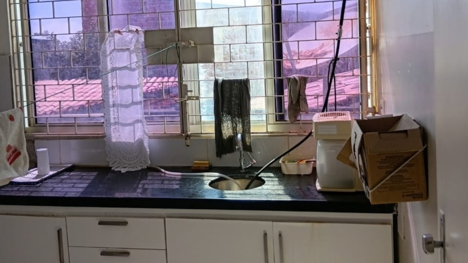 Imagem realizada por fiscal mostra área de limpeza em condições inadequadas de higiene