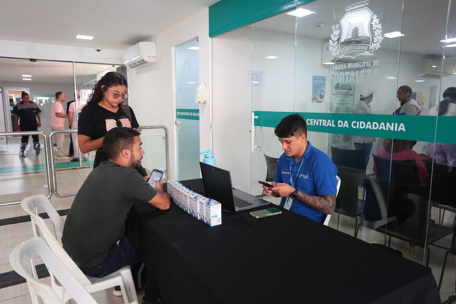 Câmara de Fortaleza recebe mutirão da Enel com negociação de débitos e troca de lâmpadas