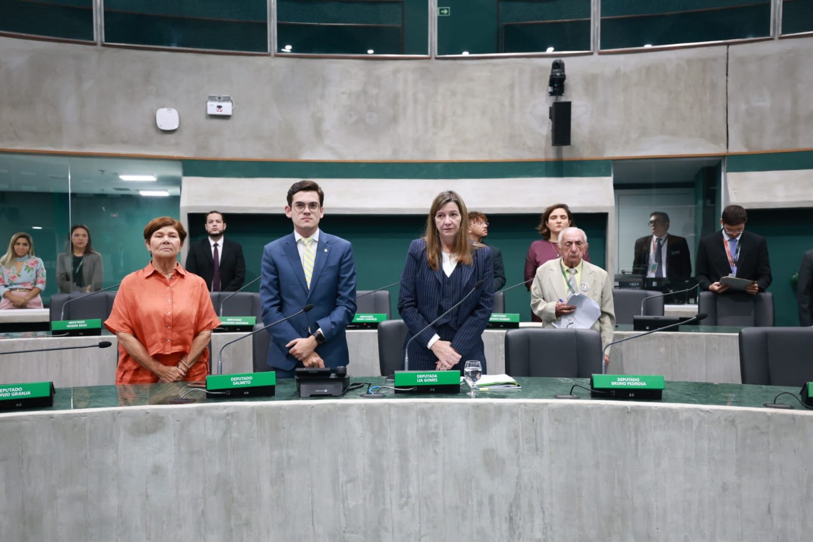 Plenário da Alece presta minuto de silêncio ao empresário Valtenir Costa
