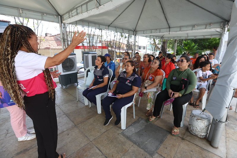 Câmara de Fortaleza promove ação do Outubro Rosa com oferta de mamografias gratuitas