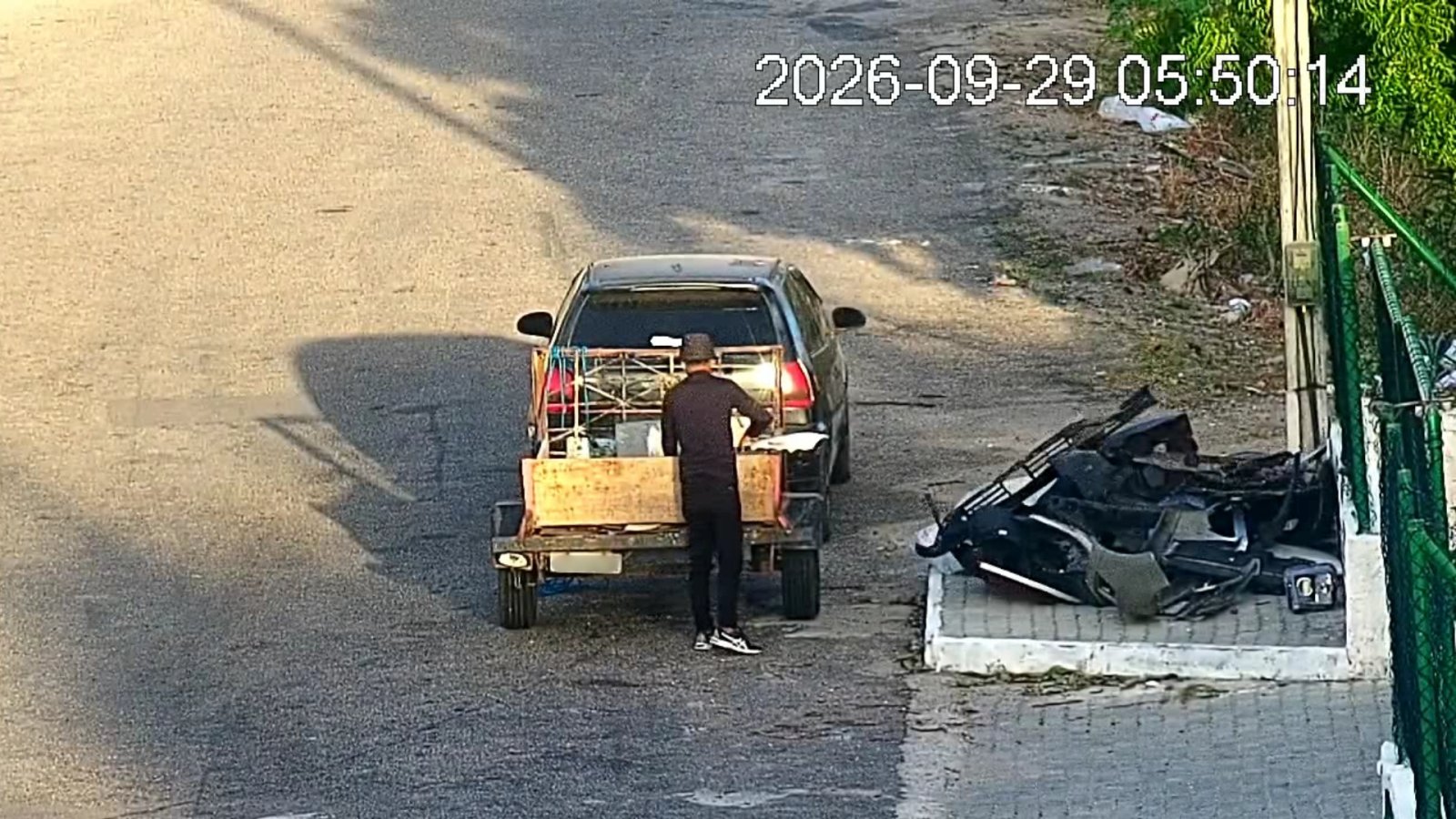 Imagens de videomonitoramento mostram indivíduo descartando resíduos a partir de veículo