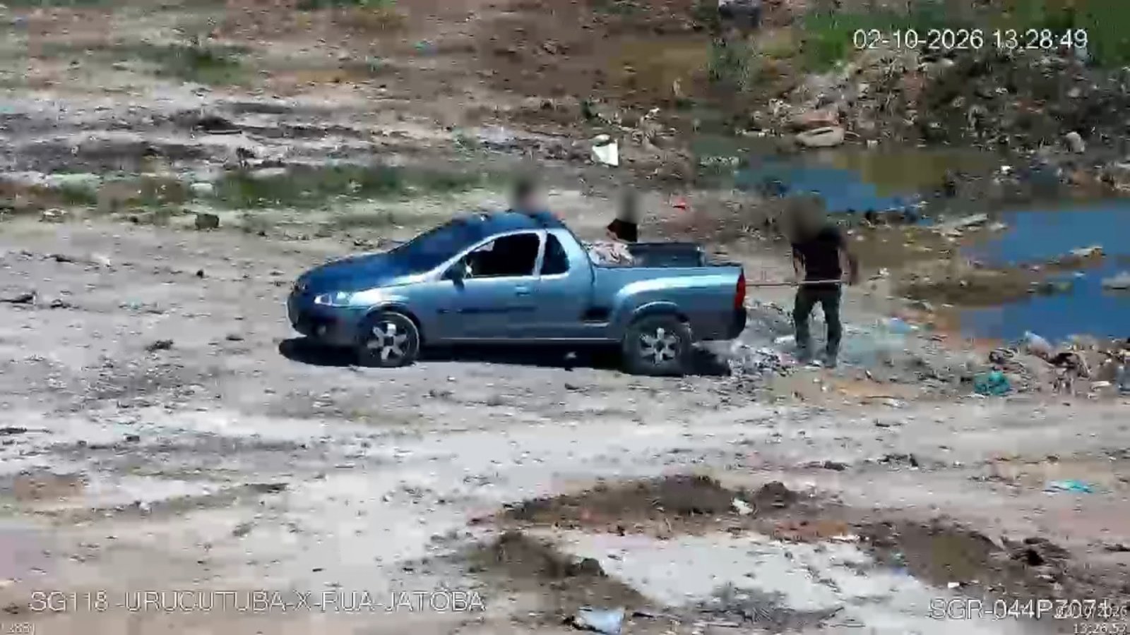 Imagens de videomonitoramento mostram três indivíduos descartando resíduos a partir de veículo