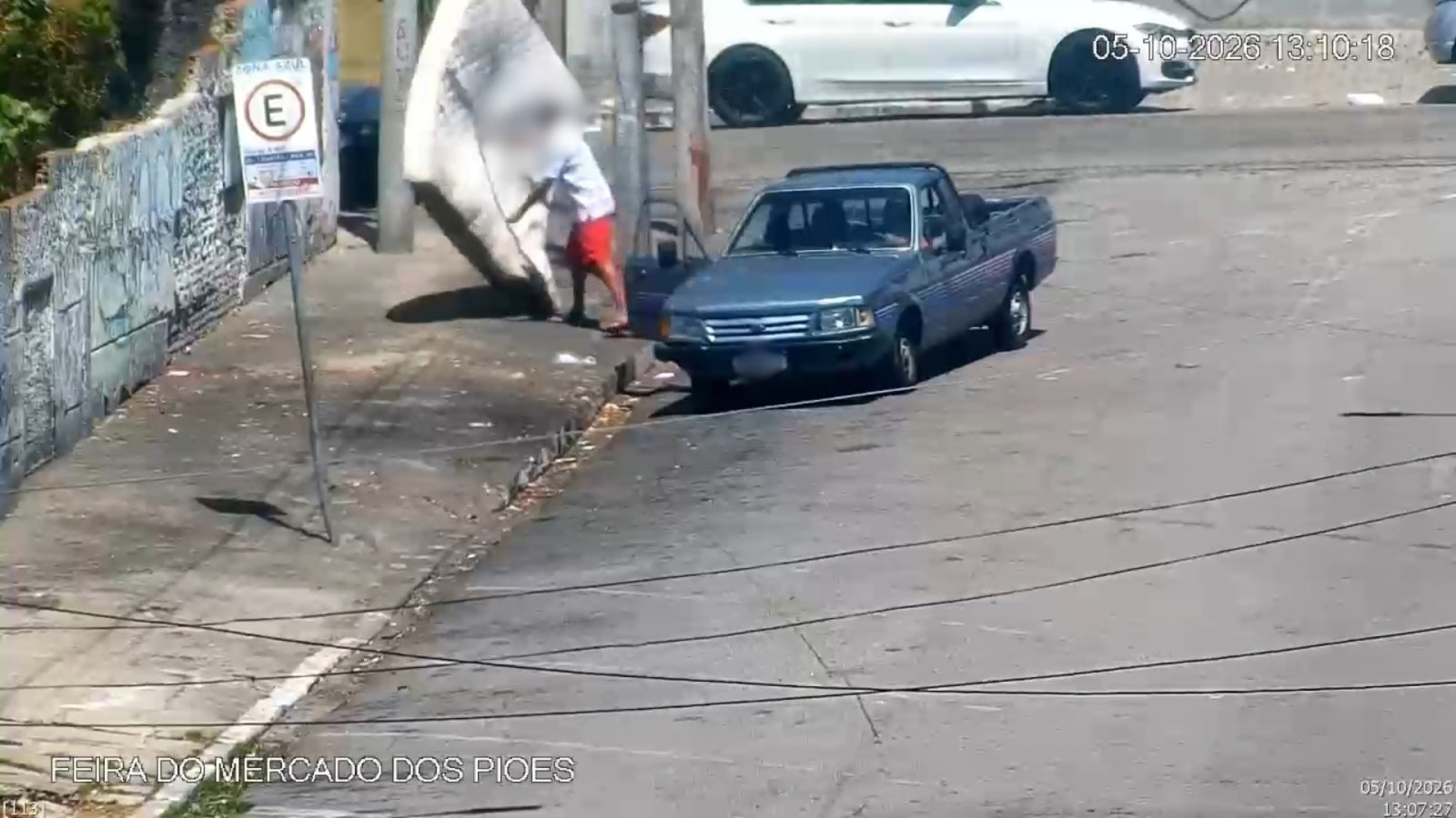 Imagens de videomonitoramento mostram três indivíduos descartando resíduos a partir de veículo