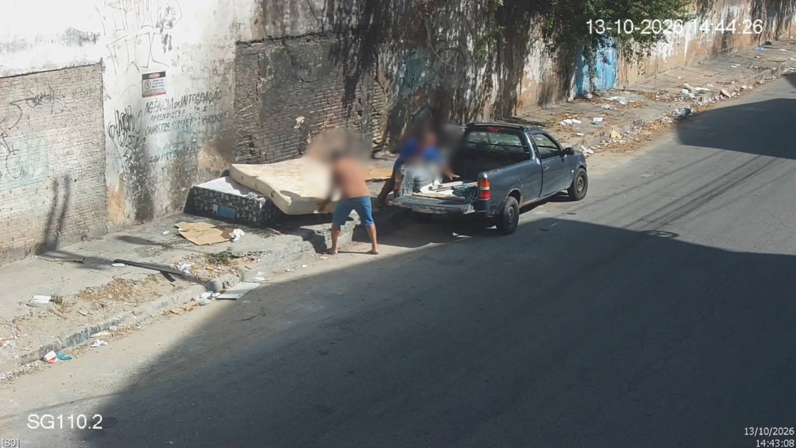 Capital Limpa e Ordenada: videomonitoramento flagra descarte irregular de colchões a poucos metros d