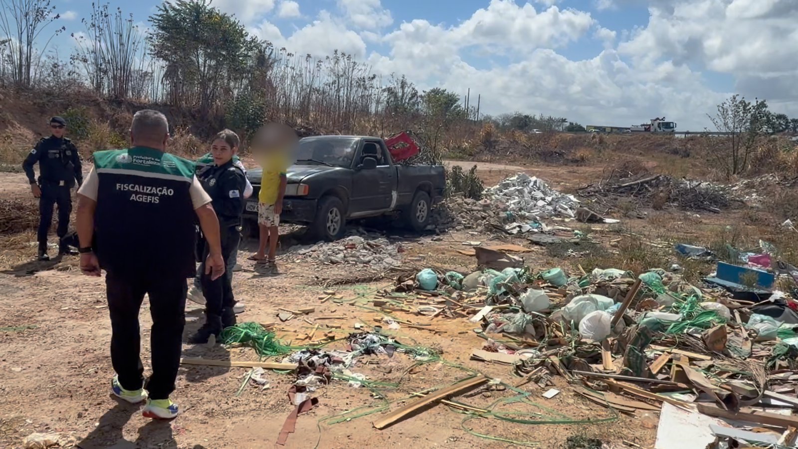 Capital Limpa e Ordenada: videomonitoramento flagra descarte irregular de resíduos e picape é apreen