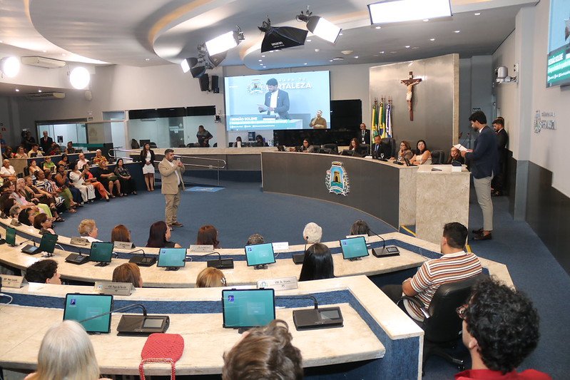 CMFor homenageia os funcionários do IJF em sessão solene