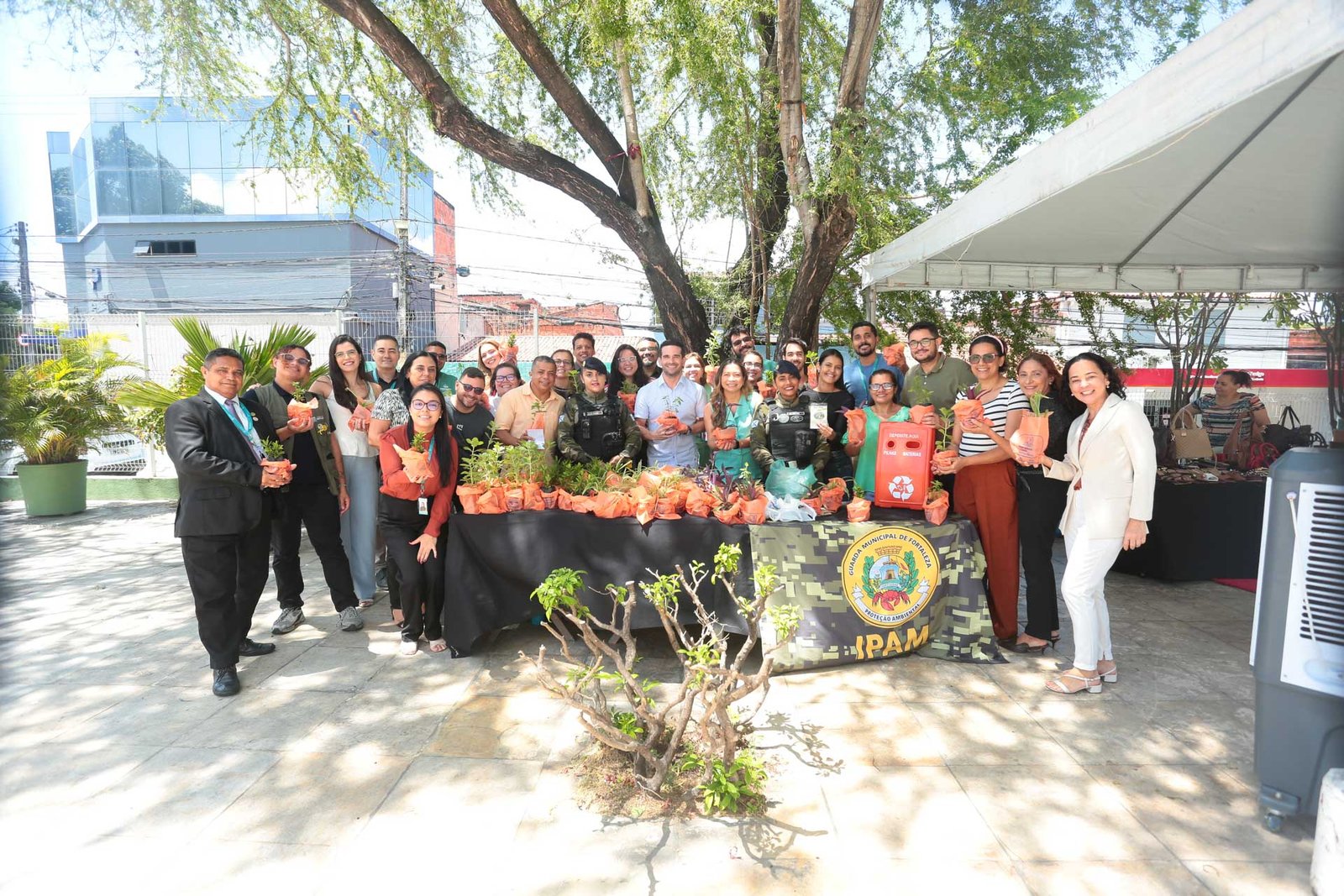 Câmara de Fortaleza recebe projeto Troca Verde para incentivar descarte correto de pilhas